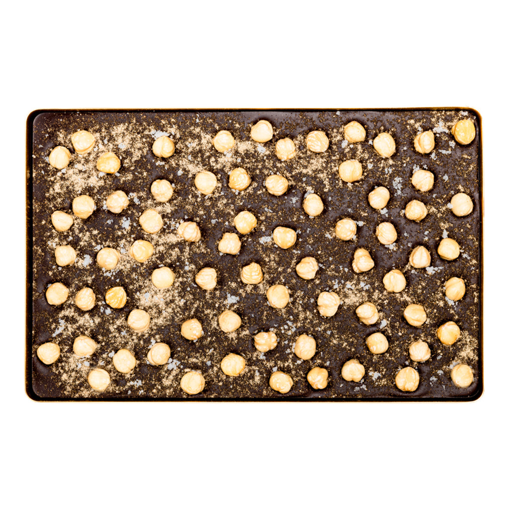 Die XXL Tafel mit Haselnüssen auf goldenem Tablett – ein Schokoladenfest (vegan)